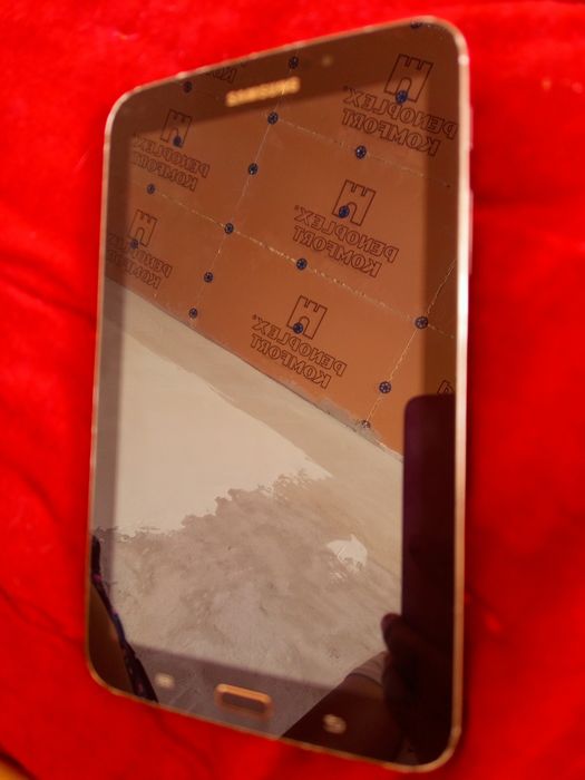 Продаеться планшет Самсунг, диагональ 6 на 4, работает,