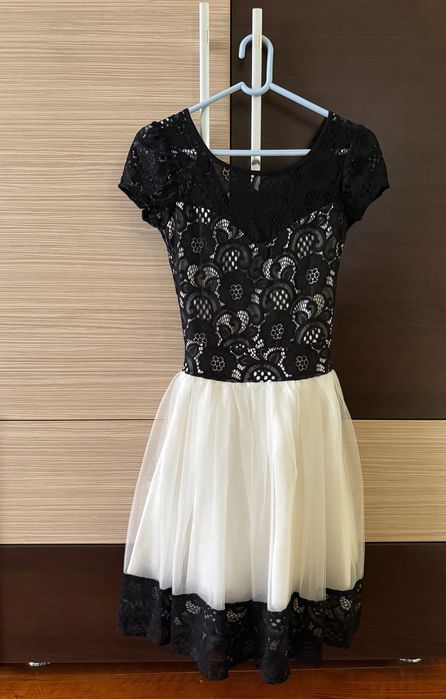 Rochii de ocazie. Fiecare rochie are prețul afișat în descriere