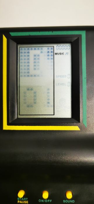 Продавам преносима електронна игра.
