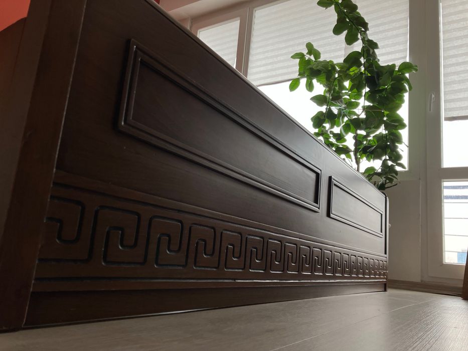 Спалня с метална подматрачна рамка и масивни елементи