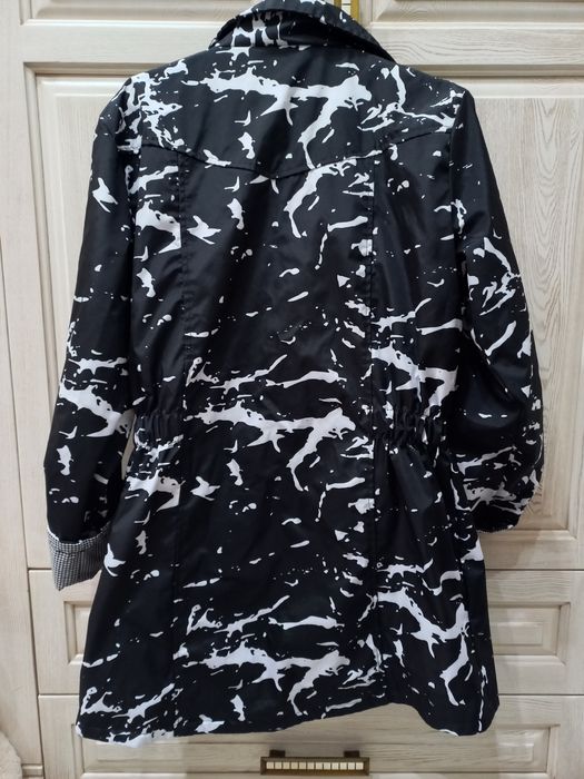 Дамски шлифер в бяло и черно