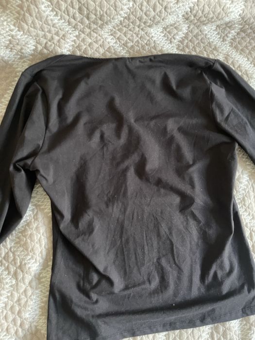 черный базовый лонгслив с вырезом