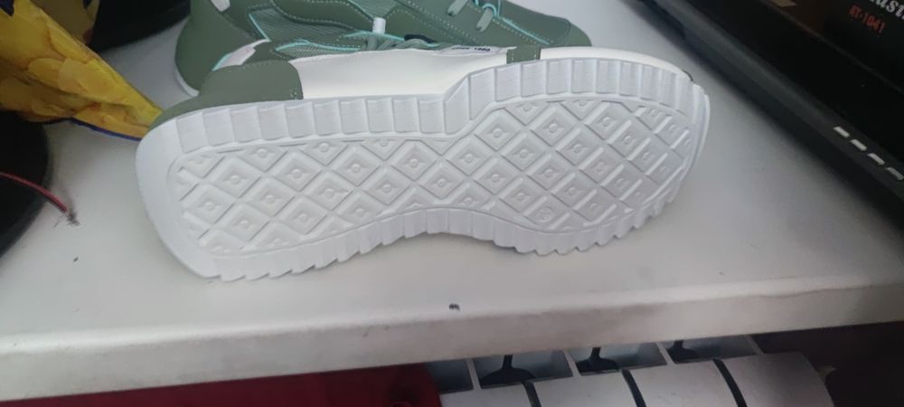 Кросовки новые 42 размер