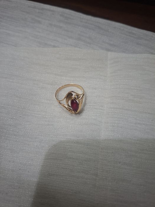 Золотые серьги, кольцо.