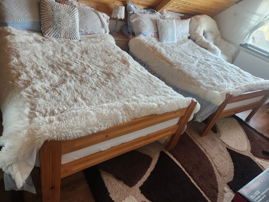 2  Paturi din lemn cu saltea inclusă