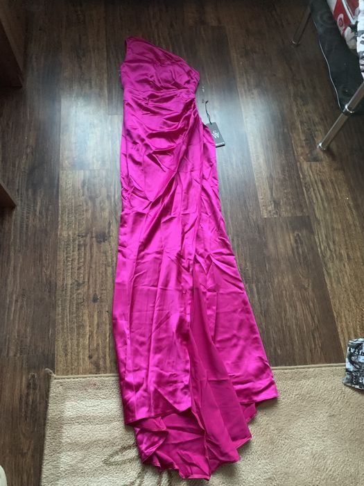 Rochie superba lunga pe un umar roz