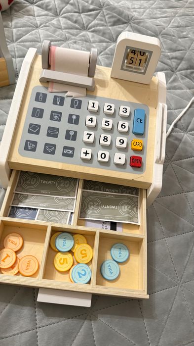 Детският дървен касов апарат На Viga Toys