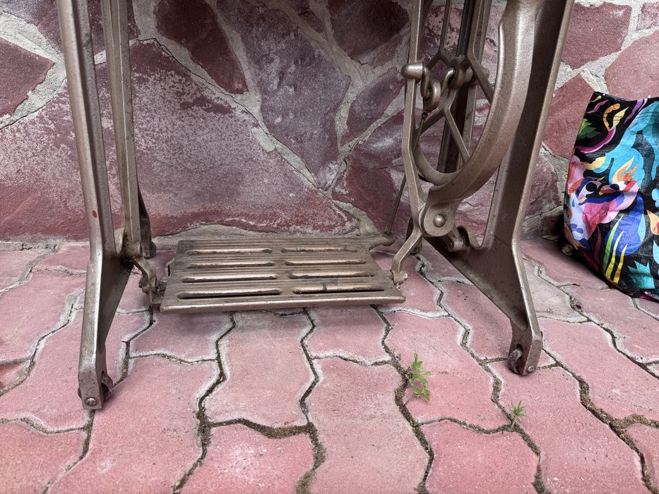 Крачна руска шевна машина