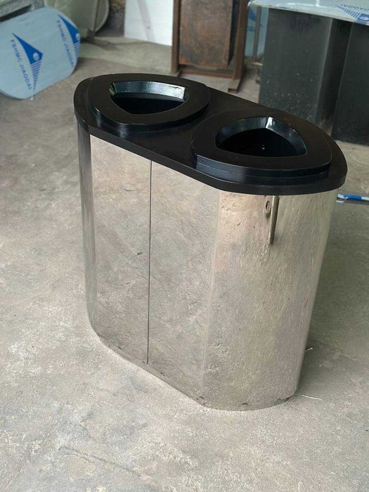 Металлическая мусорная урна