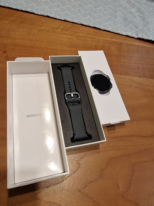 Чисто нов смарт часовник Samsung Galaxy Watch8 40mm с кутия