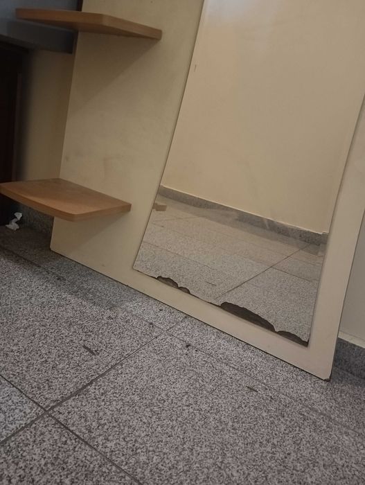 Огледало с рафтове