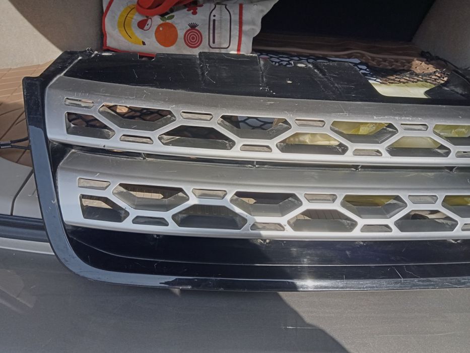 Решетка радиатора Land Rover.