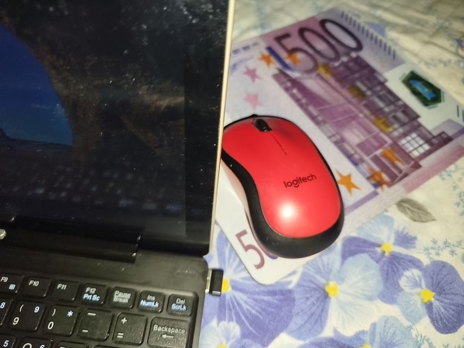 Vând tableta laptop 2 in 1  myria cu Windows 10