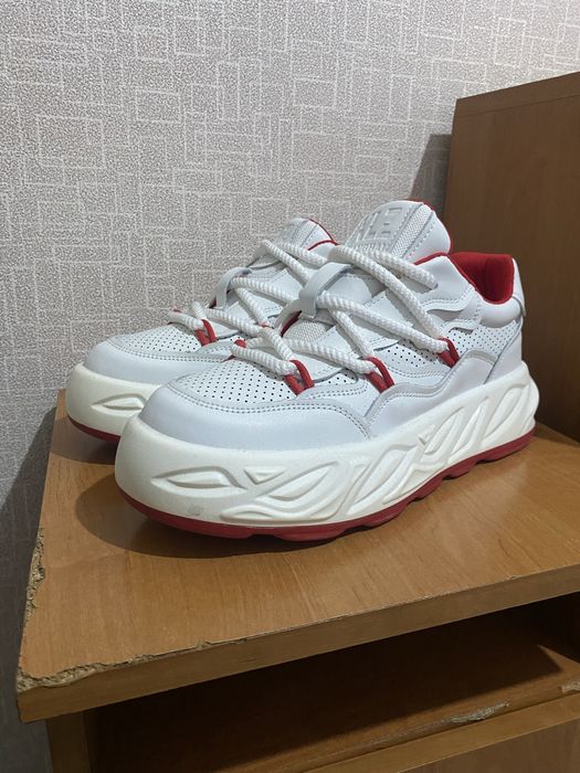 Новые белые кроссовка дли мужчин