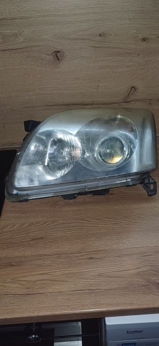 Ляв фар за Тойота Авенсис 2004г
