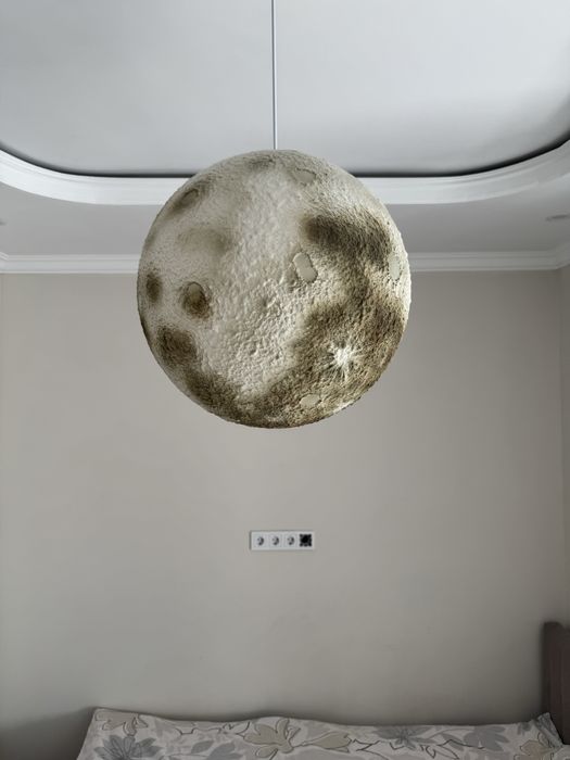 люстра в виде луны