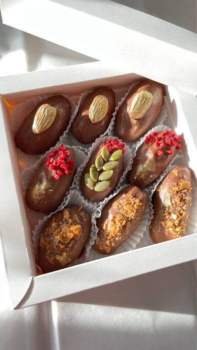 клубника, финики в шоколаде