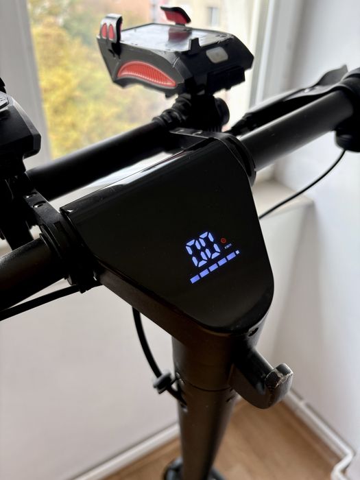 Trotinetă electrică ISEN X10 – 40 km/h, autonomie până la 100 km - ca NOUĂ