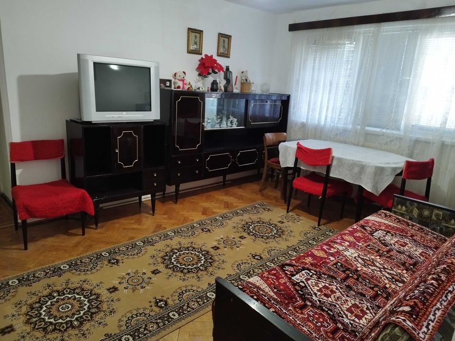 Închiriez apartament!