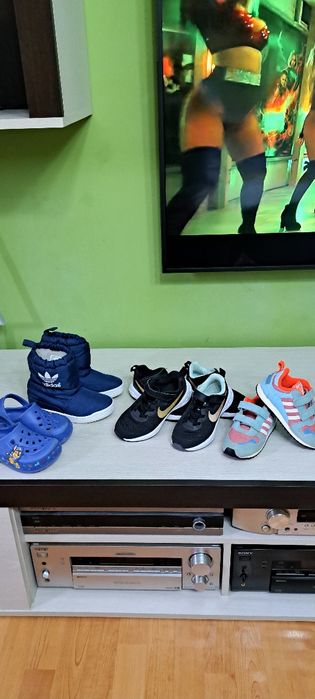 Adidasi copiivind icaltaminte copiii in perfecta stare fără rupturi