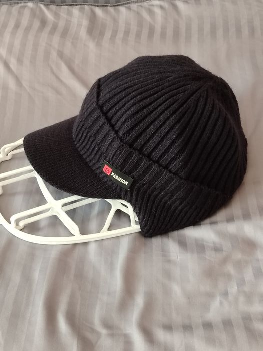 Зимняя шапка с козырьком