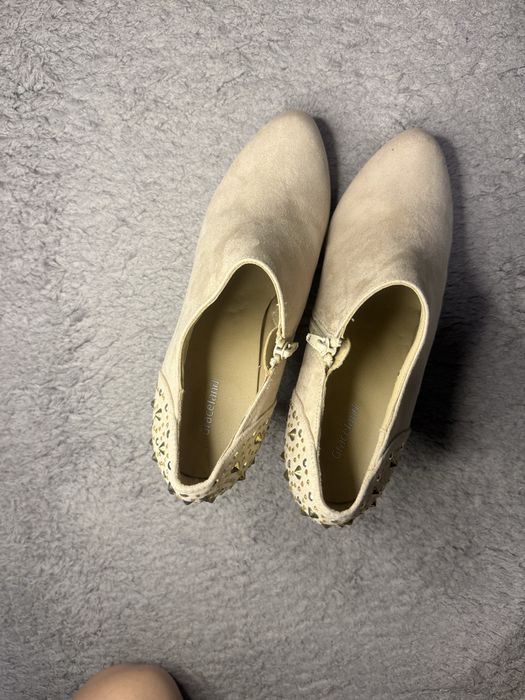Дамски токчета велур с интересен акцент