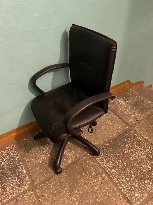 Кресло кожаное на колёсиках