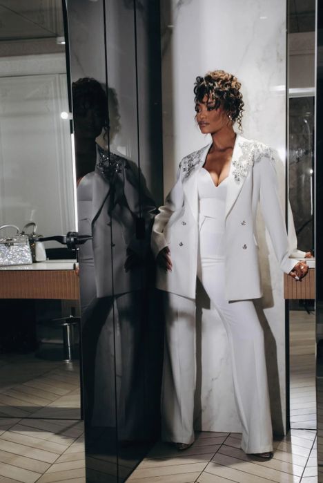 Бял костюм Radapola