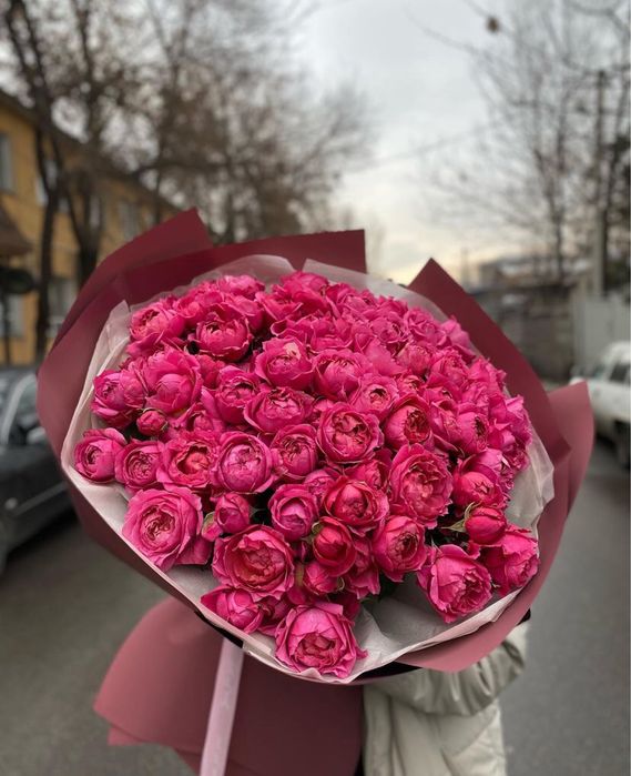 Тюльпаны, кустовые розы, хризантемы пионы