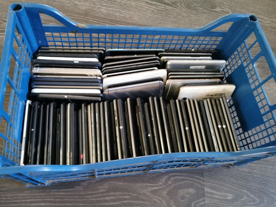 Vând telefoane noi