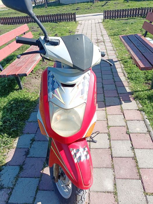 Vând scuter in 4 T