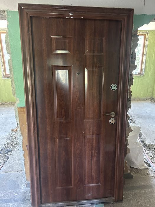 Апартамента врата
