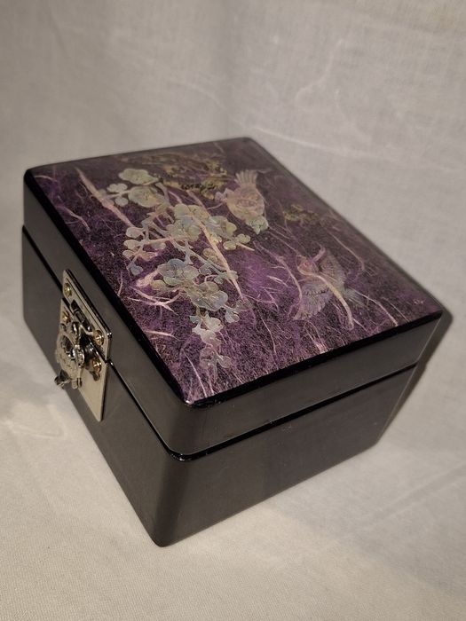 Винтидж лакова кутия за бижута с интарзия от седеф