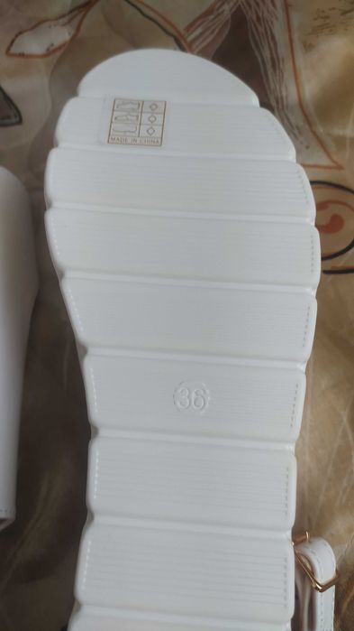 Бели, нови, сандали