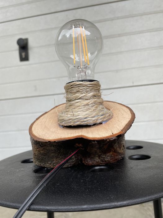 Настолна лампа от дърво