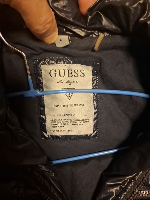 Vând Geaca Guess