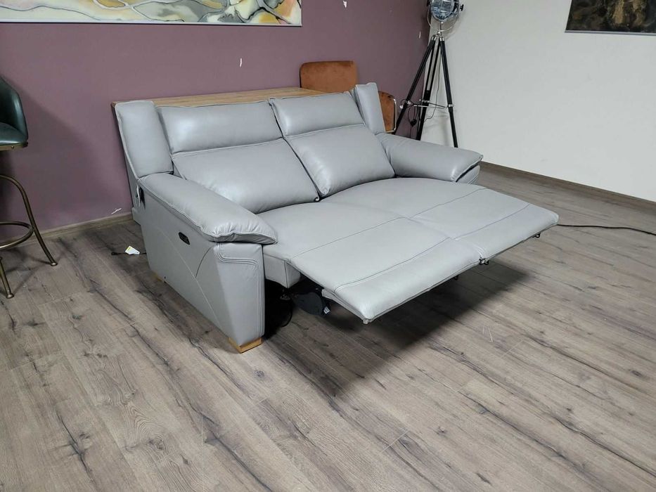 Сив кожен диван двойка с електрически релаксиращ механизъм