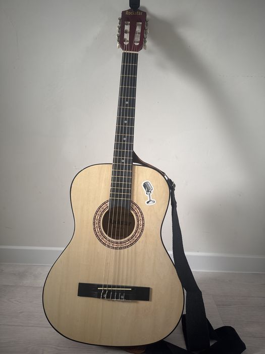 Продается Аккустическая гитара с нейлоновыми струнами