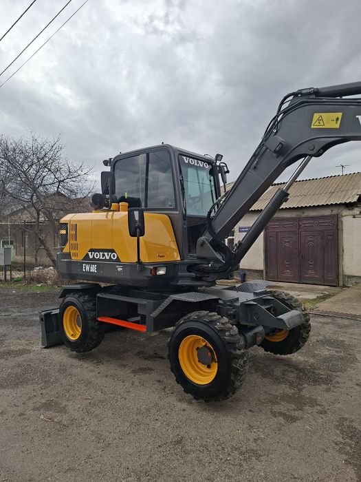 Продаётся экскаватор