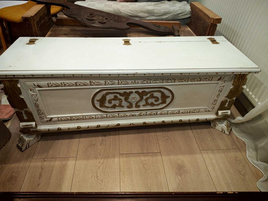 Cuier cu lada de pat