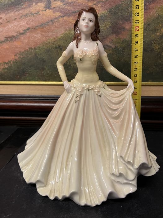 Красива,порцеланова фигура Coalport,2003 г.