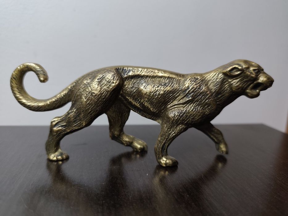 Невероятно красива статуетка на лъв или пантера. Бронз.