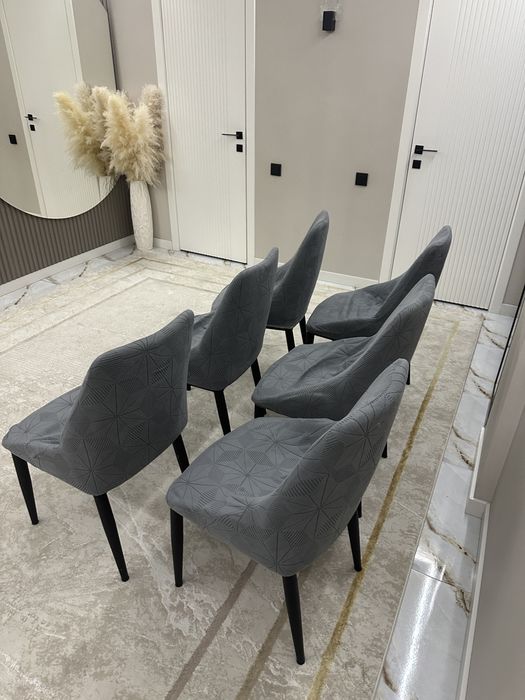 Стулья с чехлом в очень хорошем состоянии