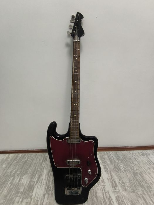 бас-гитара «Тони́ка» (Tonika)