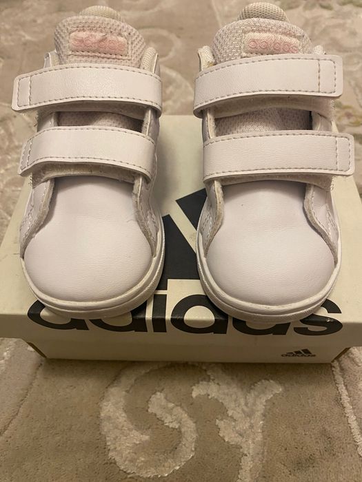 Adidași mărimea 23