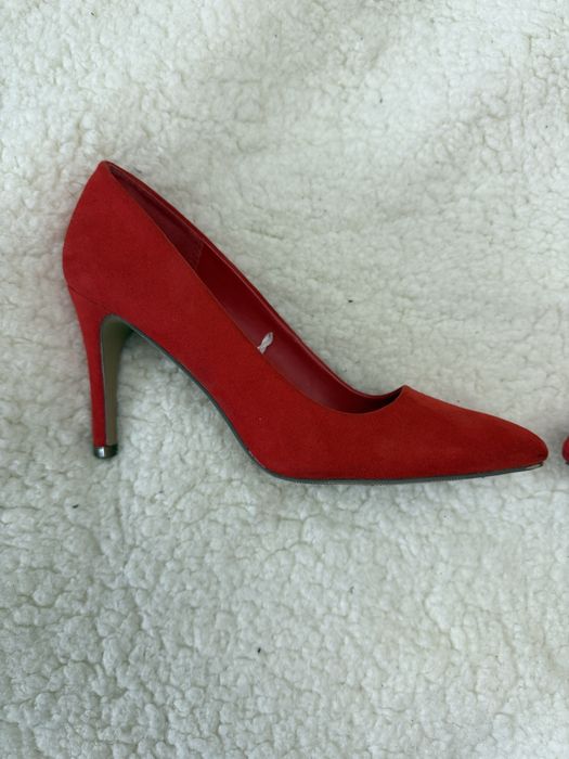 Pantofi rosii cu toc mediu