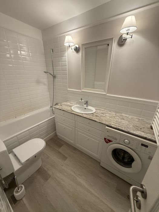 Ofer spre închiriere Apartament 3 Camere zona liceului Economic