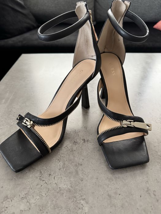 Кожени токчета със златен цип GUESS