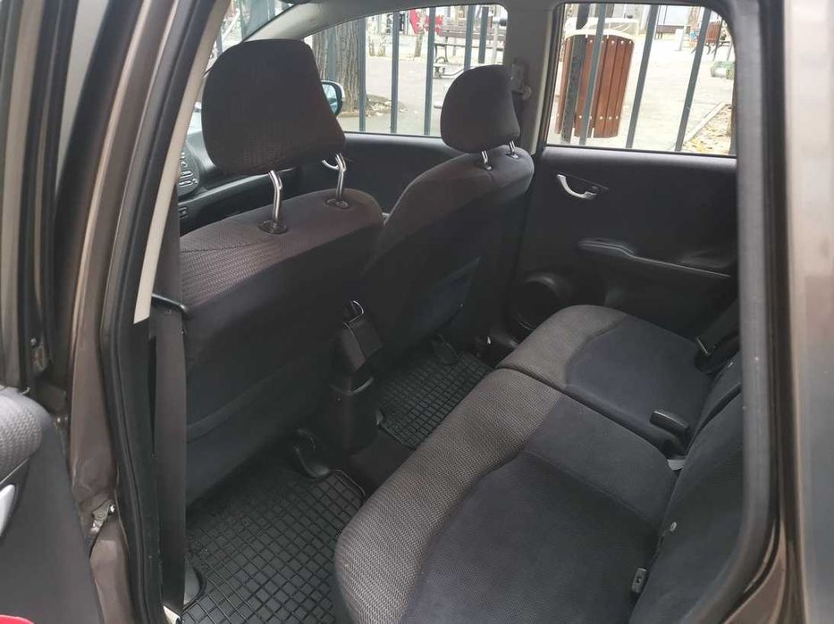 Honda Jazz – Spațioasă, Fiabilă, Economică!