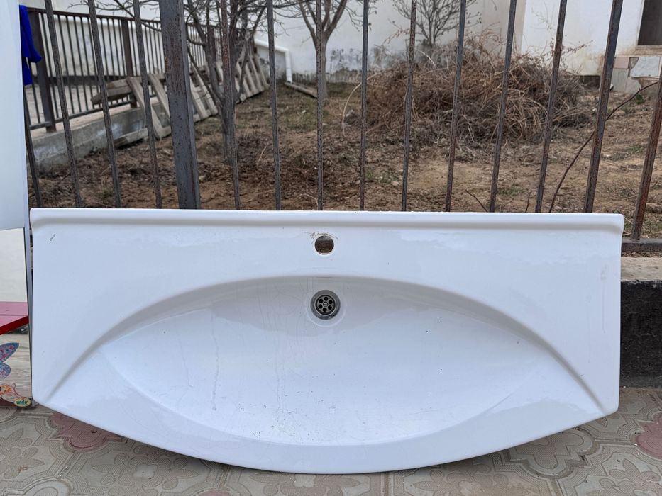 Раковина, шкаф красный